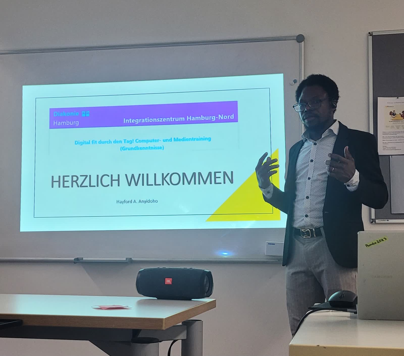 Tutor presenting a German lesson to the class